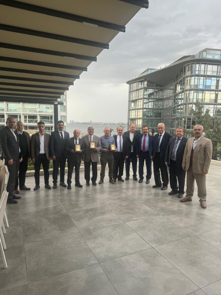 İzmir Grubunda emekli olan meslektaşlarımız için düzenlenen yemekte kendilerine plaketleri takdim edildi.